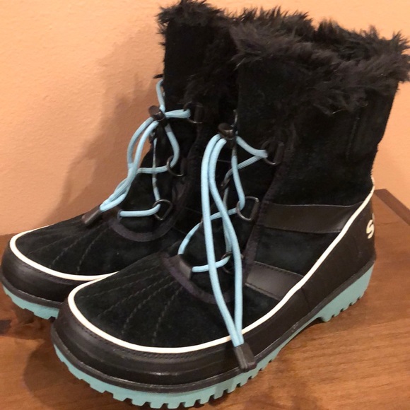 Sorel Shoes - Women’s 7 Sorel black boots with light blue trim.